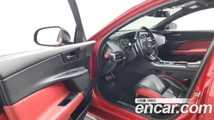 Jaguar XE, 2019 — миниатюра 13