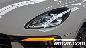 Porsche Macan, 2023 — миниатюра 7