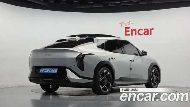 Kia EV4, 2025 — фото автомобиля из Кореи
