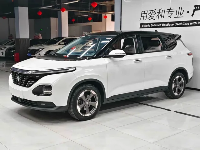 Wuling RM-5, 2020 — фото автомобиля из Китая