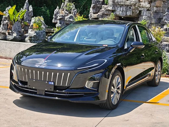Hongqi E-QM5, 2024 — фото автомобиля из Китая