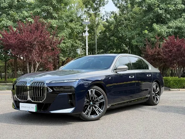 BMW i7, 2025 — фото автомобиля из Китая
