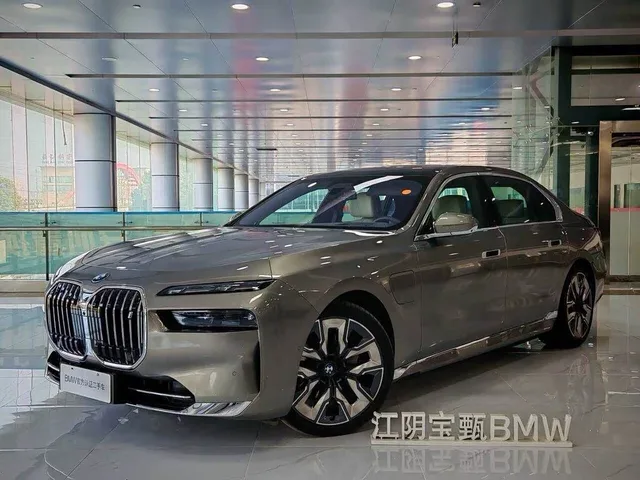 BMW i7, 2022 — фото автомобиля из Китая