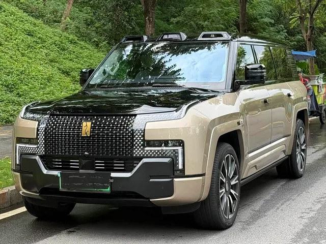 Yangwang U8 L, 2025 — фото автомобиля из Китая