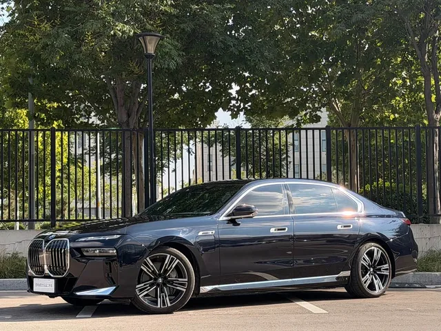BMW i7, 2023 — фото автомобиля из Китая