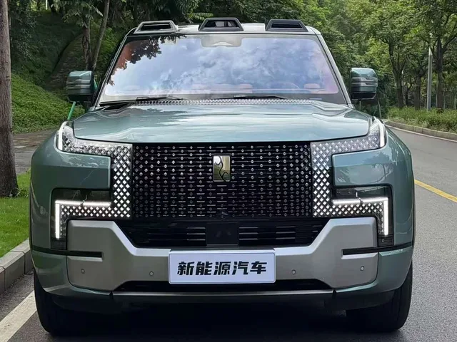 Yangwang U8, 2024 — фото автомобиля из Китая