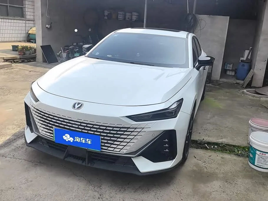 Changan UNI-V iDD, 2023 — фото 1 из 1