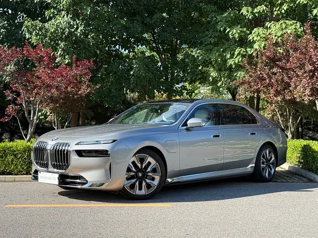 BMW i7, 2026 — фото автомобиля из Китая
