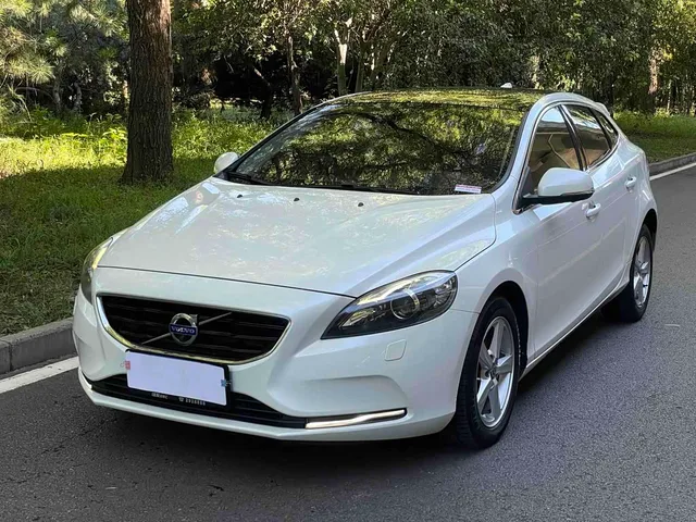 Volvo V40, 2016 — фото автомобиля из Китая