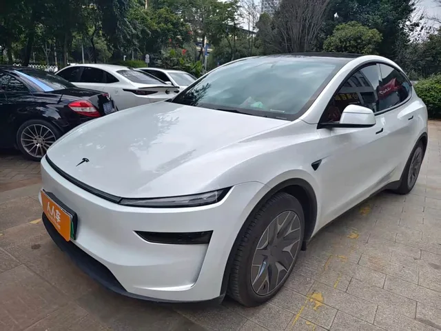 Tesla Model Y L, 2025 — фото автомобиля из Китая