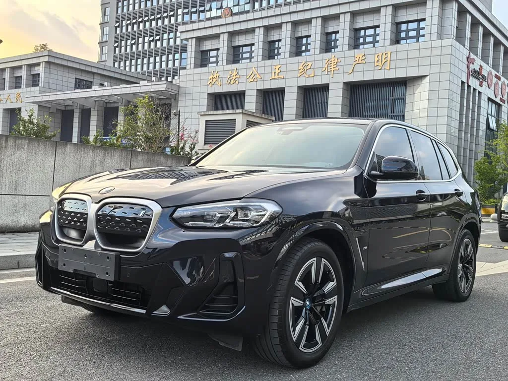 BMW iX3, 2024 — фото 1 из 1