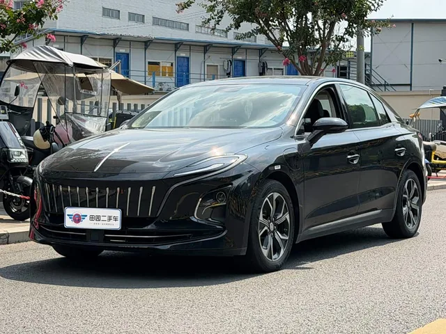 Hongqi E-QM5, 2022 — фото автомобиля из Китая