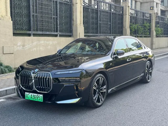 BMW i7, 2023 — фото автомобиля из Китая