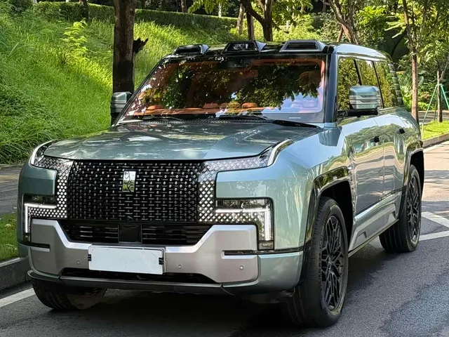 Yangwang U8, 2023 — фото автомобиля из Китая
