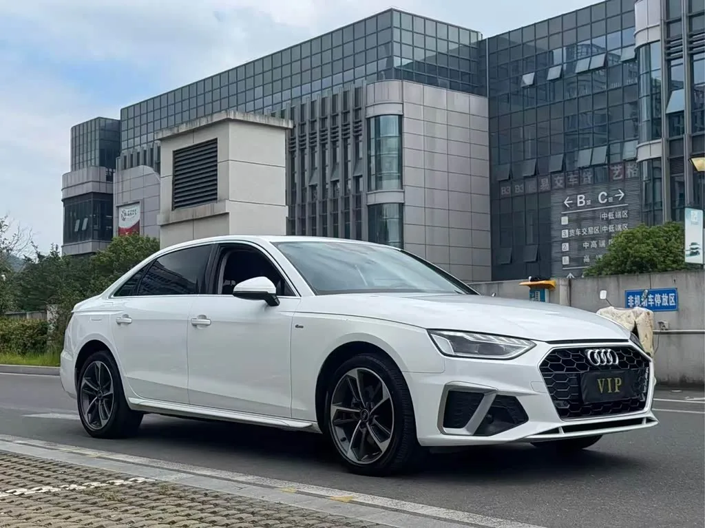 Audi A4L, 2022 — фото 1 из 1