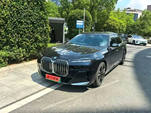BMW i7, 2024 — фото автомобиля из Китая