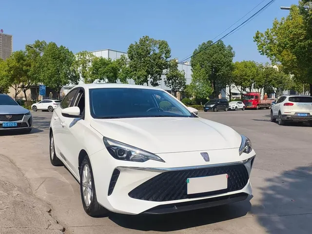 Roewe i5, 2025 — фото автомобиля из Китая