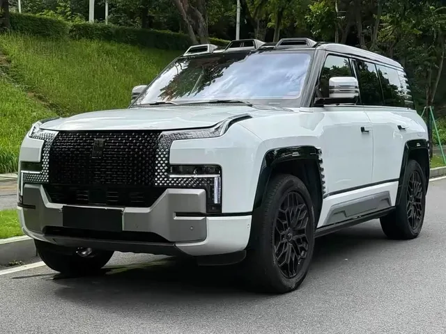 Yangwang U8, 2024 — фото автомобиля из Китая