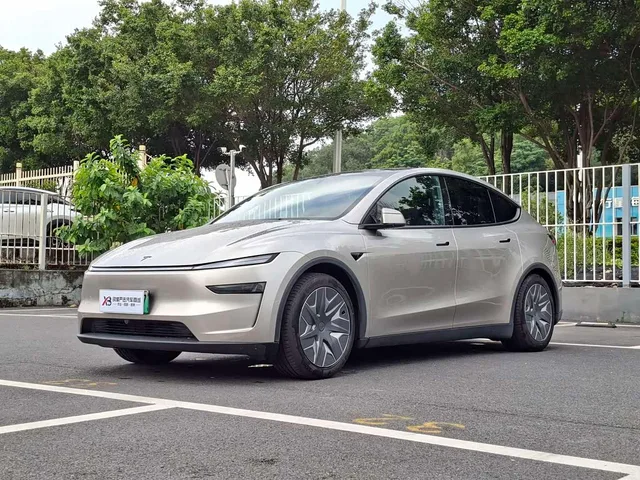 Tesla Model Y L, 2025 — фото автомобиля из Китая