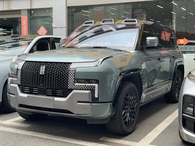 Yangwang U8, 2024 — фото автомобиля из Китая