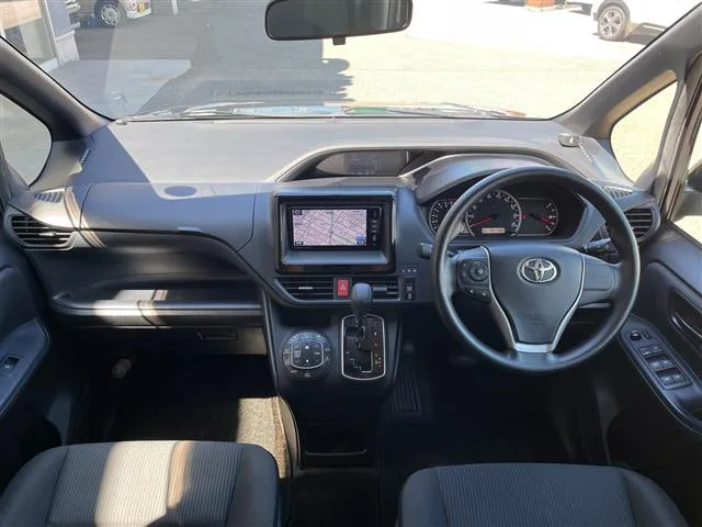 Toyota Voxy, 2015 — фото автомобиля из Японии