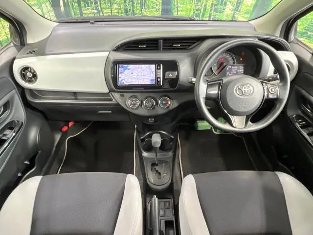 Toyota Vitz, 2015 — фото автомобиля из Японии