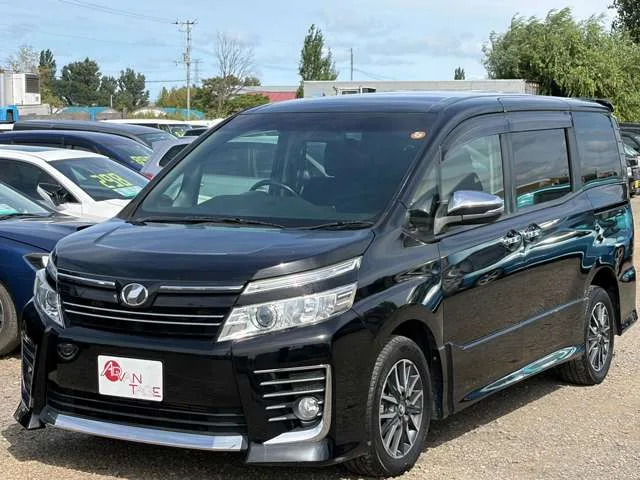 Toyota Voxy, 2014 — фото автомобиля из Японии