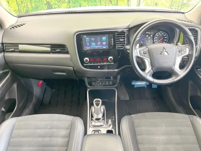 Mitsubishi Outlander PHEV, 2020 — фото автомобиля из Японии
