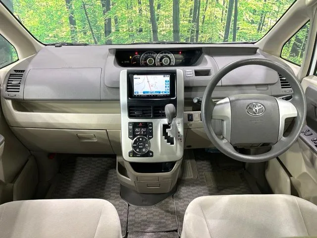 Toyota Noah, 2013 — фото автомобиля из Японии